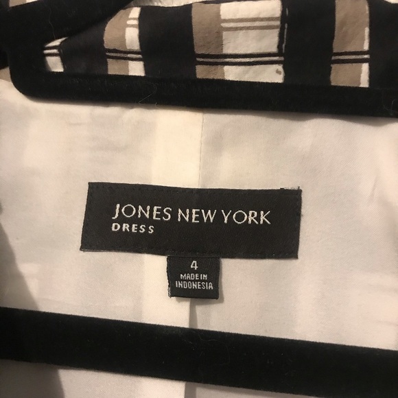 Jones New York sleeveless top fit and flare bottom - Picture 3 of 4